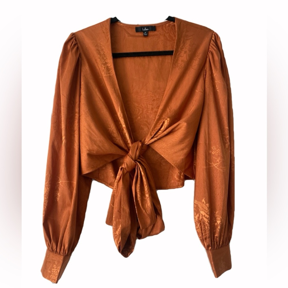 Lulu's satin jacquard tie-front crop top. Size M. 100% Polyester
